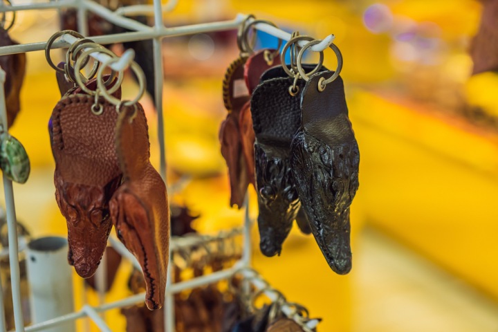 Klíčenky vyrobené z krokodýlí kůže