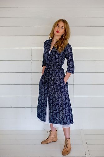 Modrotiskové midi šaty