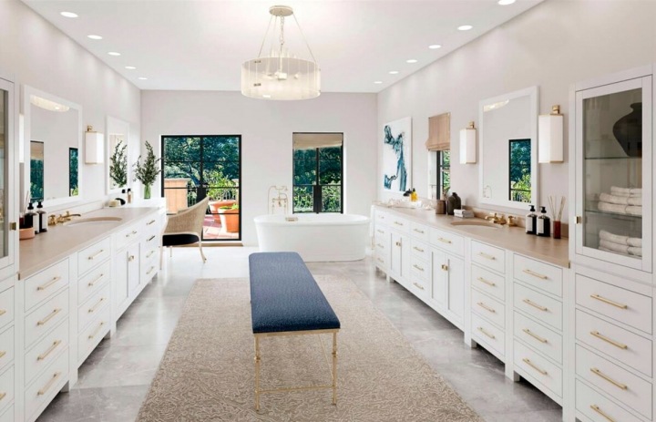 Koupelna se dvěma zrcadly.