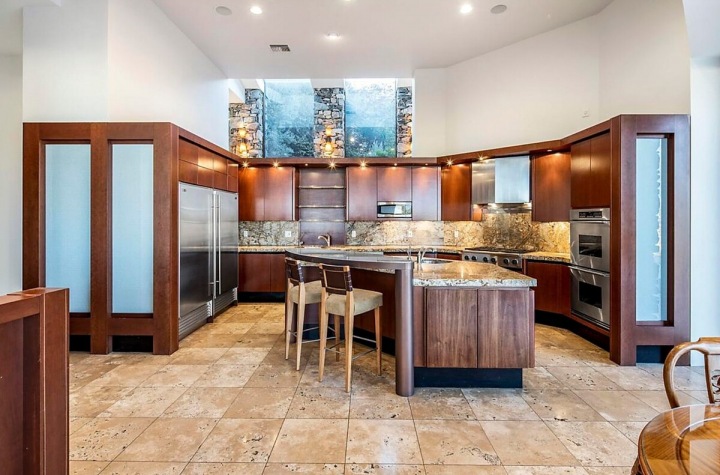 Kuchyň s ostrůvkem. 