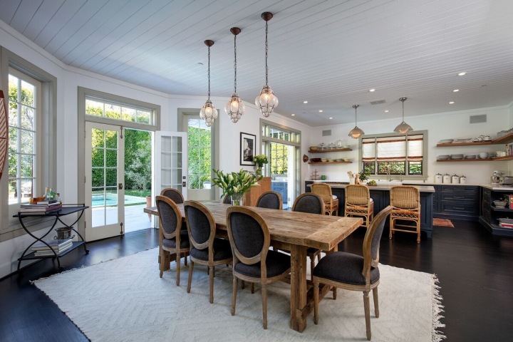 Kuchyň v námořnické barvě. 