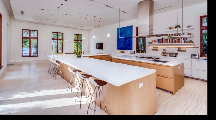 Kuchyně s výhledem do zahrady