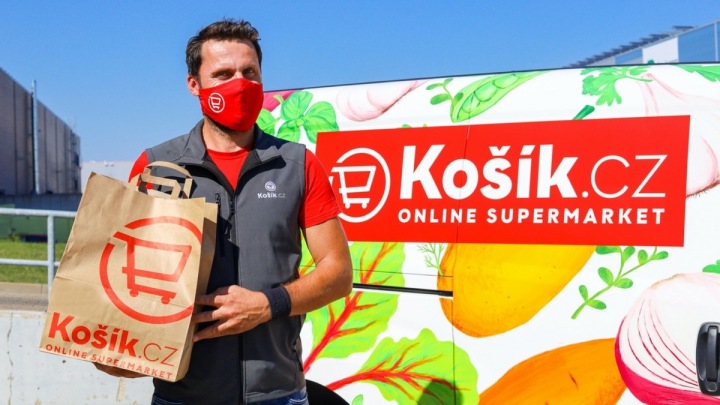 Kurýr z firmy Košík. 