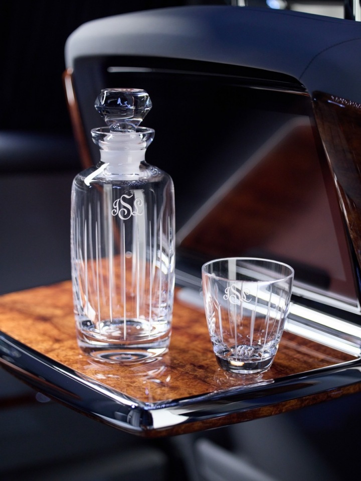 Láhev a sklenice s iniciály. 