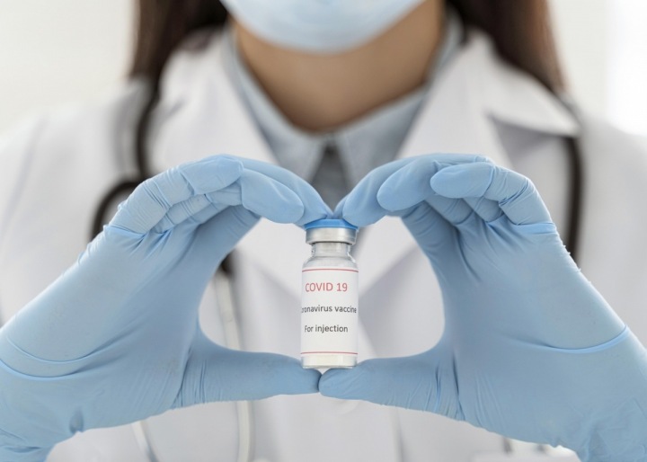 Lékařka drží lahvičku s vakcínou. 