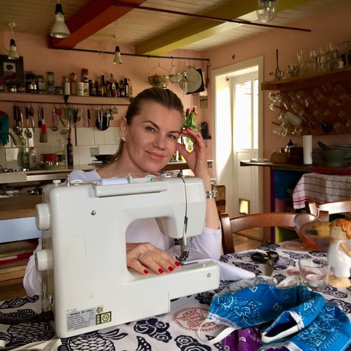 Leona Machálková u šicího stroje s rouškami