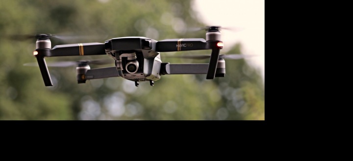 Letící dron zblízka