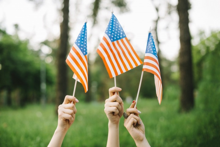 Lidé drží vlaječky