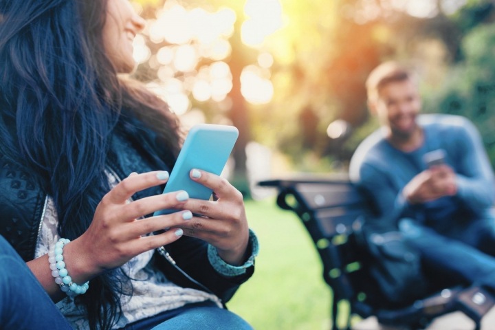 Lidé v parku se smartphony