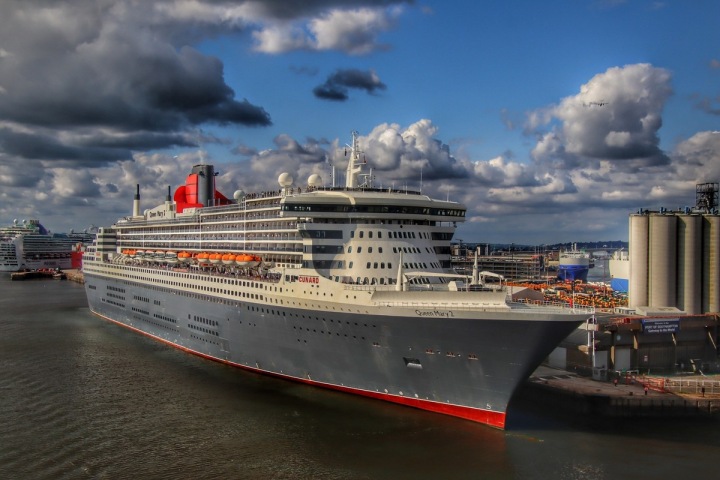 Loď Queen Mary 2 v přístavu Southampton. 