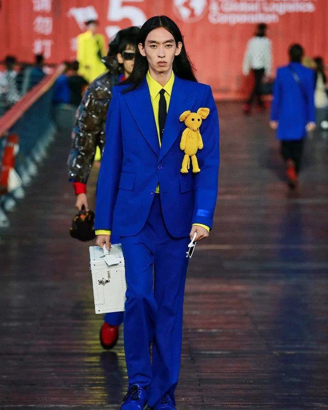 Muž v modrém obleku Louis Vuitton SS 2021