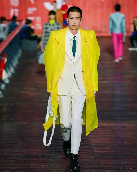 Muž v bílém obleku Louis Vuitton SS 2021