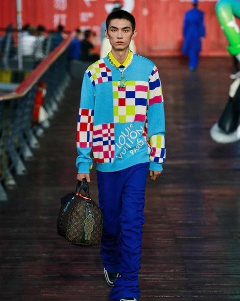 Muž v modrém svetru a modrých kalhotách Louis Vuitton SS 2021