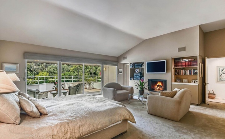 Ložnice společně s krbem v sídle Adele