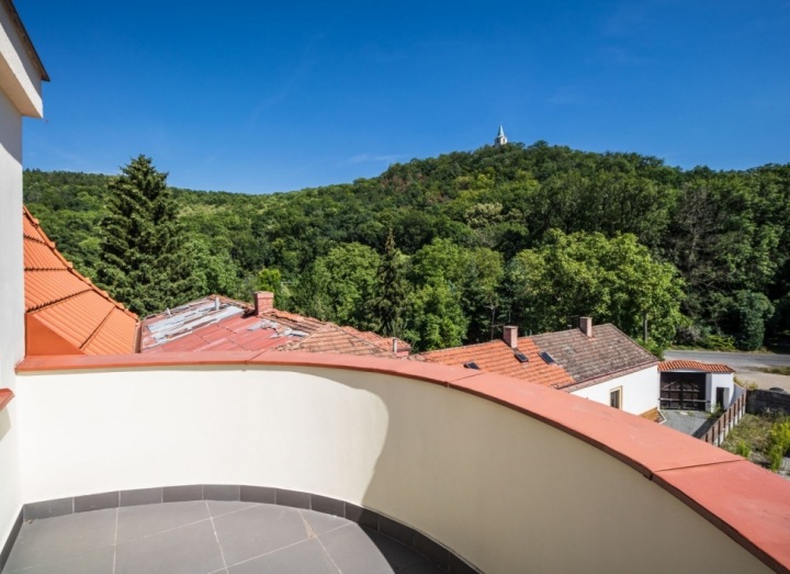 Luxusní výhled z vily v Šáreckém údolí