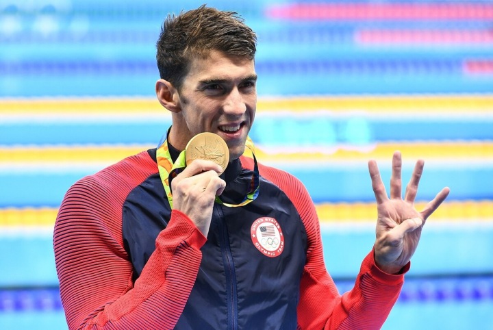 Michael Phelps s medailí. 