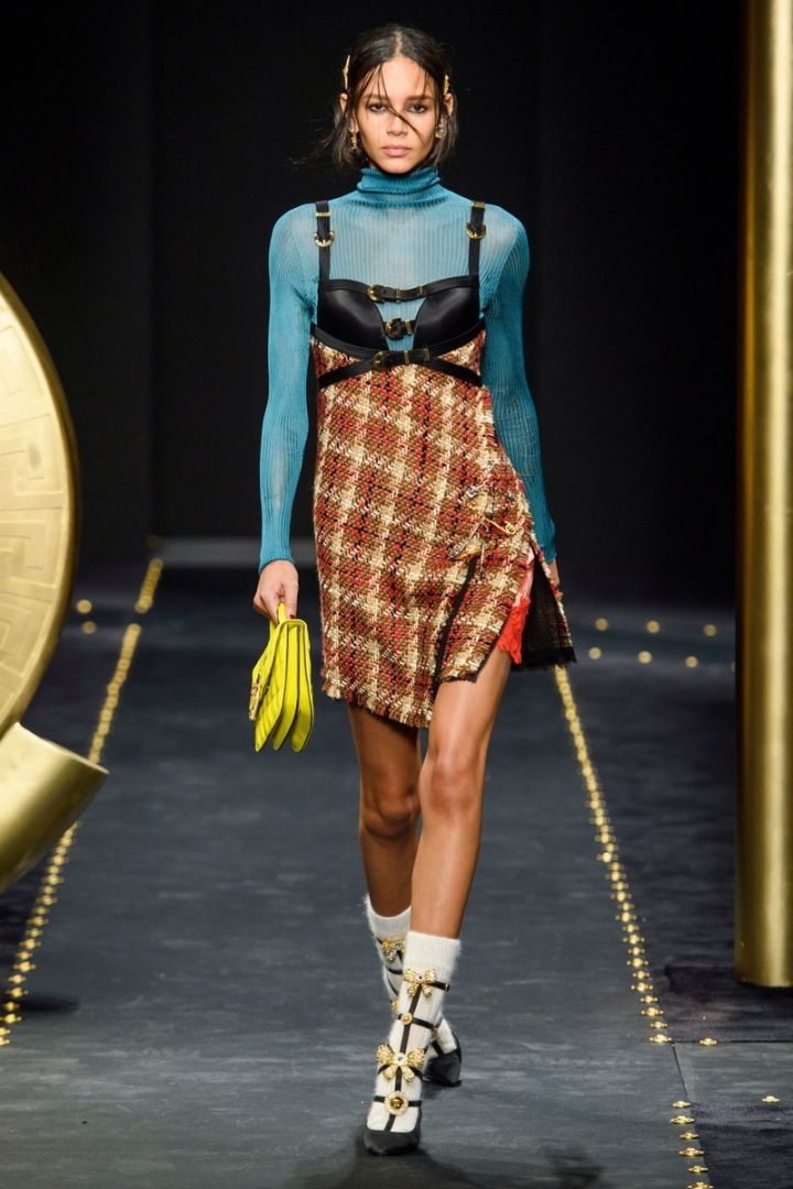 Modelka na přehlídce Versace FW2019