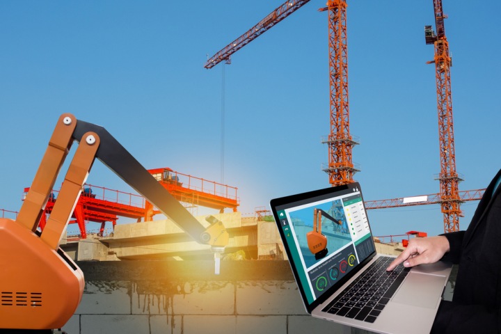 Člověk ovládá stroj pomocí počítače