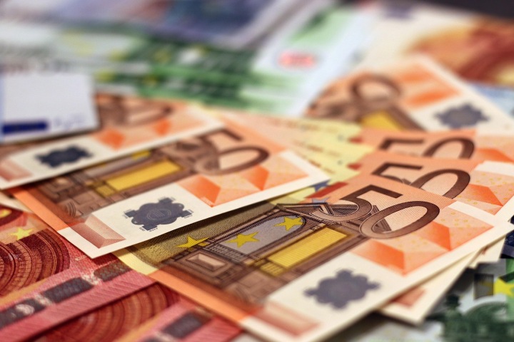 Európska mena sa obchoduje okolo hodnoty 24,30 koruny za euro