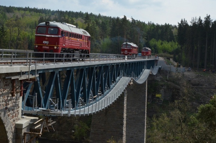 Most s projíždějícími vlaky