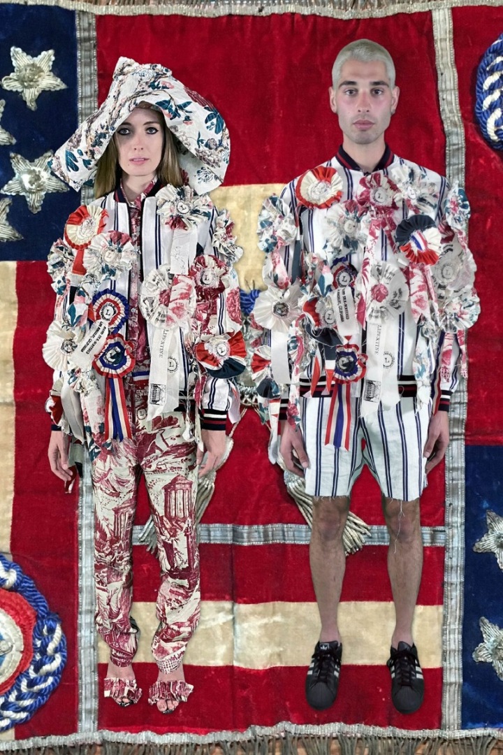 Muž a žena v barevném oblečení Libertine