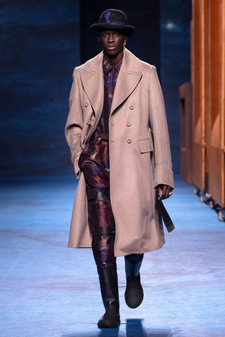 Muž na přehlídce Dior FW2021