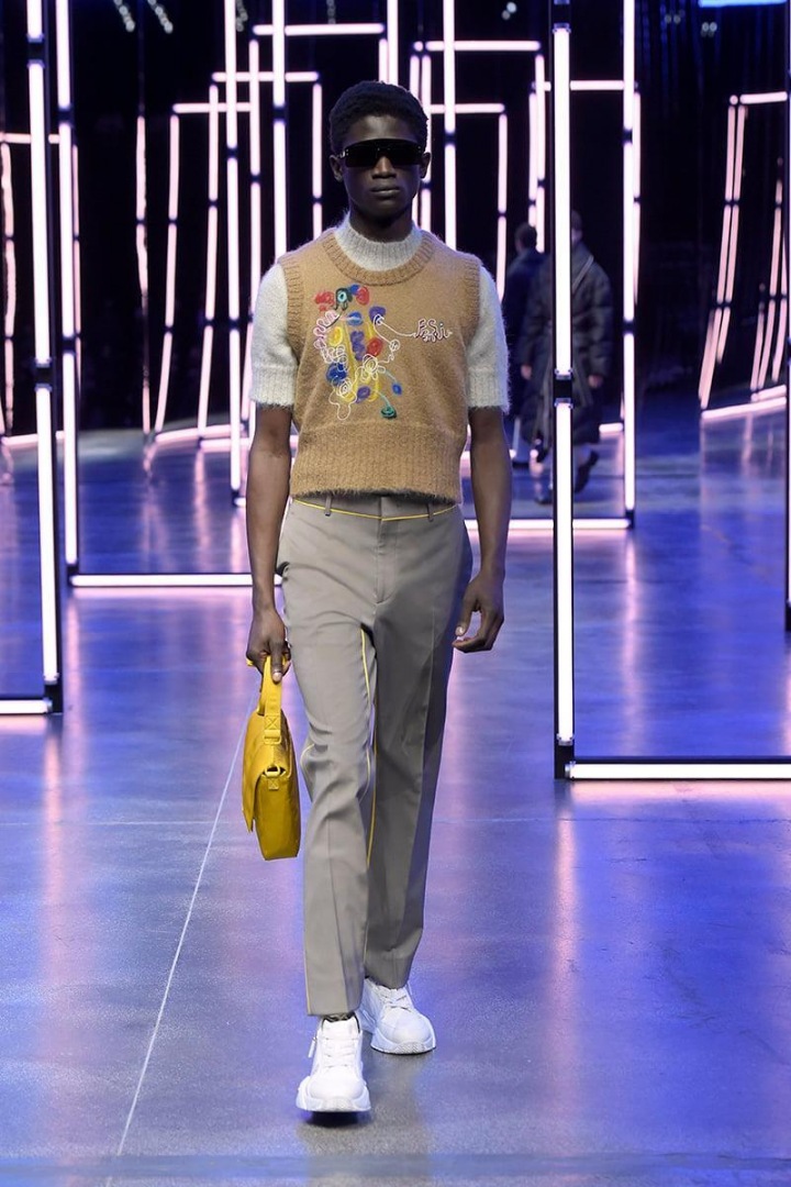 Muž na přehlídce Fendi FW2021