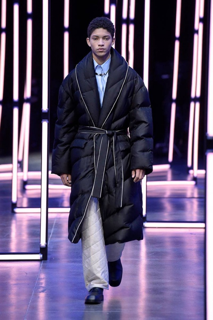 Muž na přehlídce Fendi FW2021
