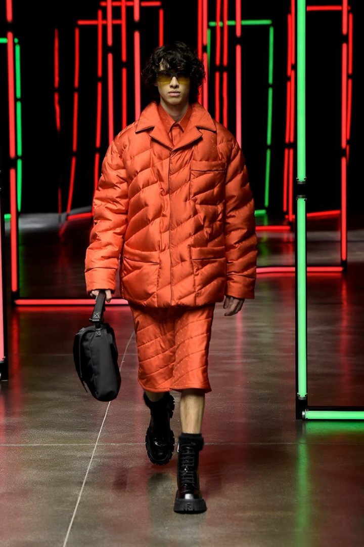 Muž na přehlídce Fendi FW2021