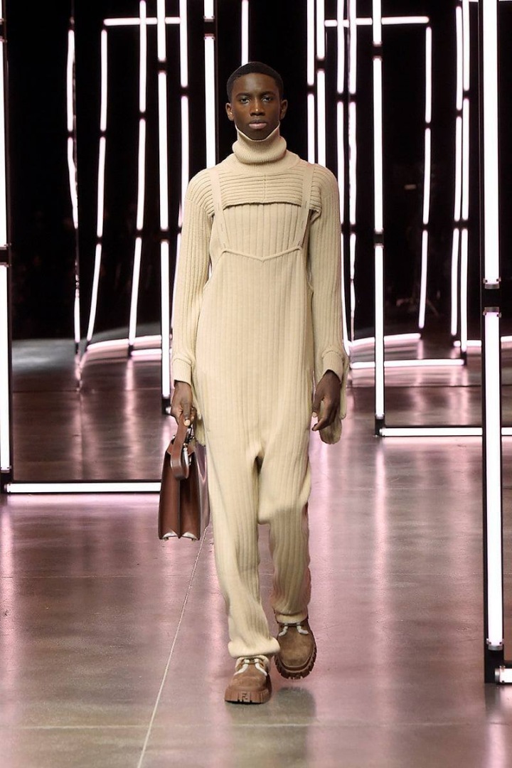 Muž na přehlídce Fendi FW2021 s taškou Peekaboo