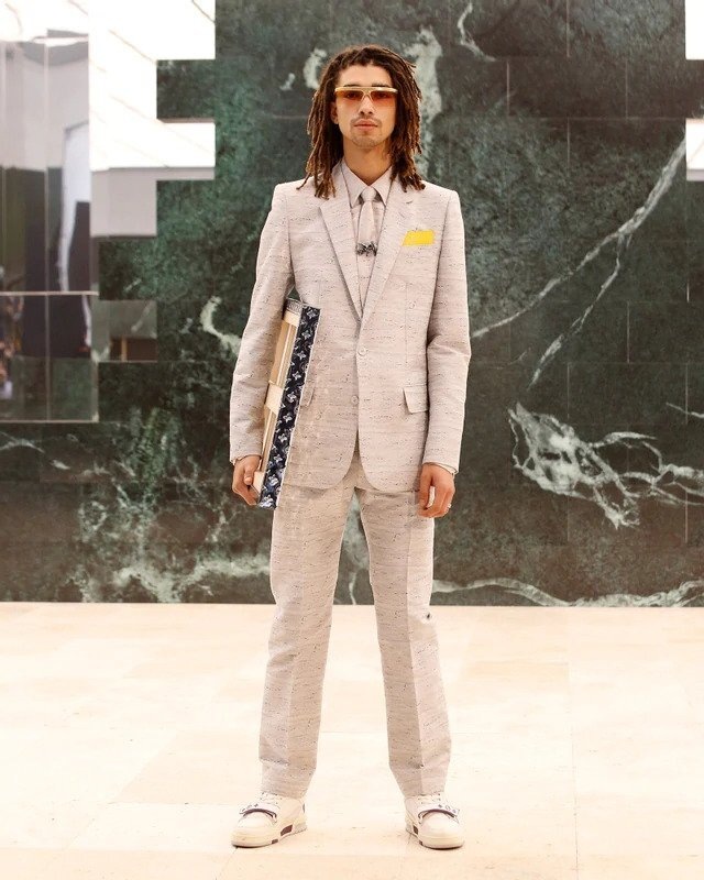 Muž na přehlídce Louis Vuitton FW2021