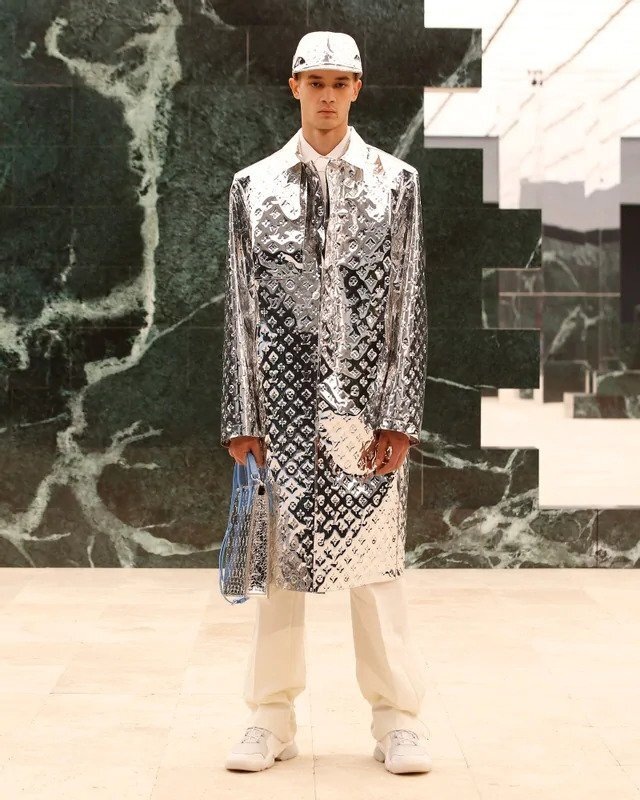 Muž na přehlídce Louis Vuitton FW2021