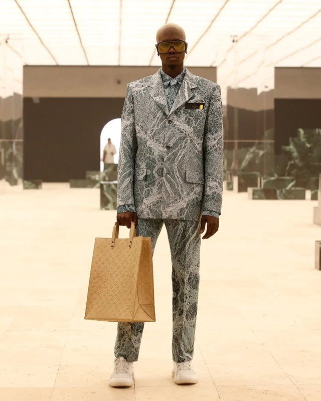 Muž na přehlídce Louis Vuitton FW2021