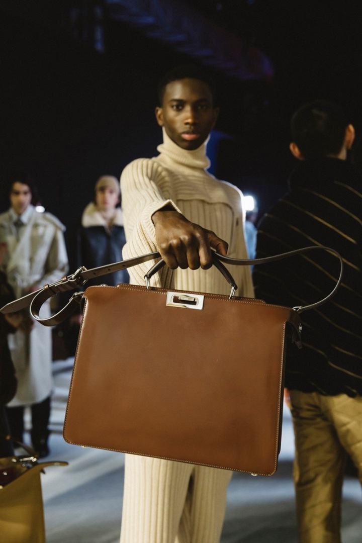 Muž s taškou Peekaboo