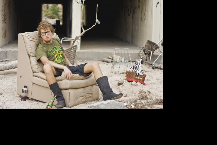 Muž sedící a ulici