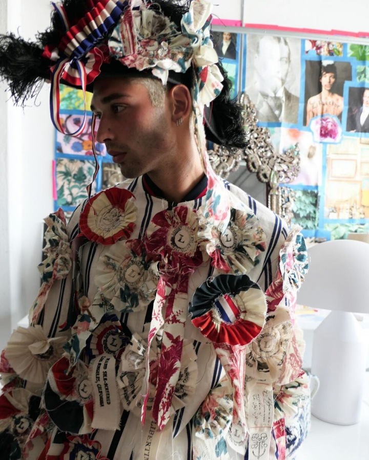 Muž v barevném oblečení Libertine