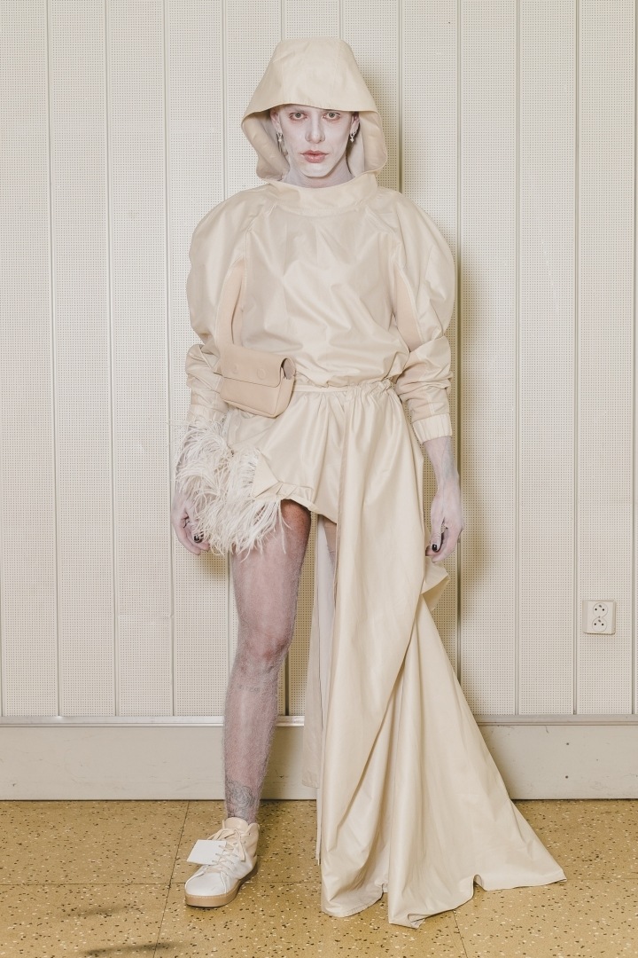 Muž v bílém outfitu Lukáše Krnáče