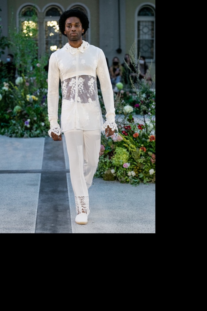 Muž v bílém průsvitném topu a bílých kalhotách od Jiřího Kalfaře