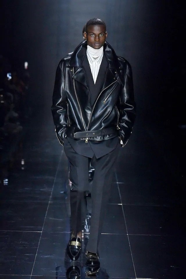 Muž v černé kožené bundě Dunhill