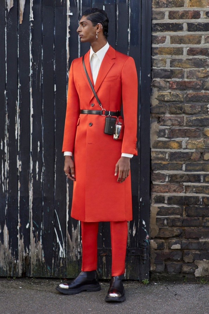 Muž v červeném obleku Alexander McQueen