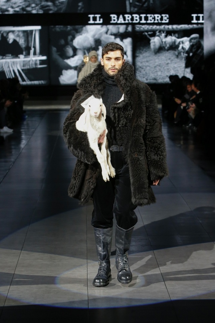Muž v kožichu na přehlídce Dolce a Gabbana