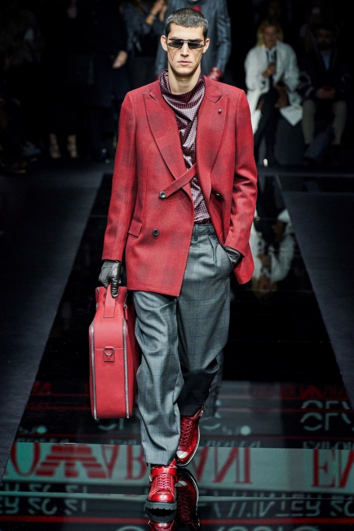 Muž v rukavicích a červeném saku Emporio Armani