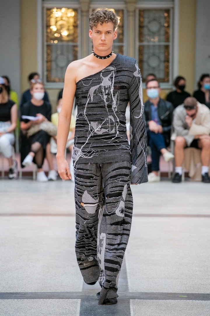 Muž v šedém kompletu UMPRUM