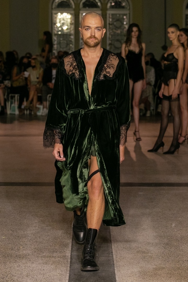 Muž v županu návrhářky Terezy Vu