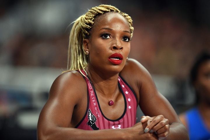 Natasha Hastings na atletickém stadionu. 