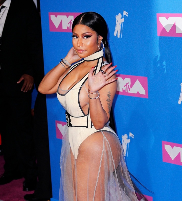 Nicky Minaj v šatech a lá body