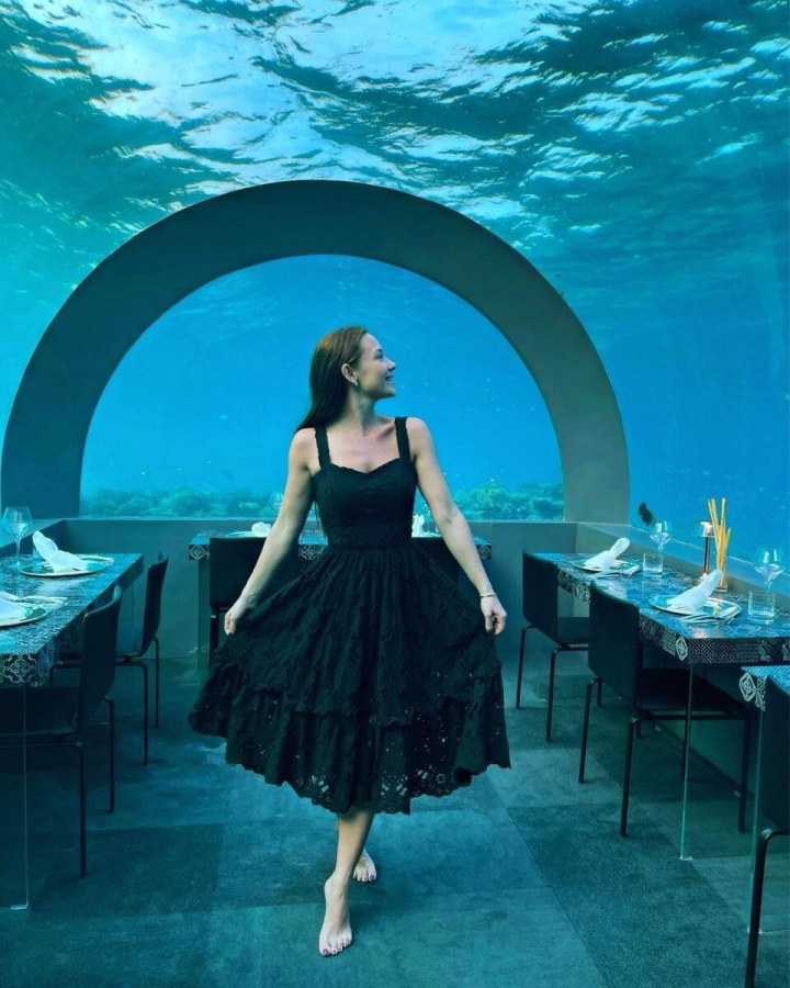 Nikol Poner v podvodní restauraci.