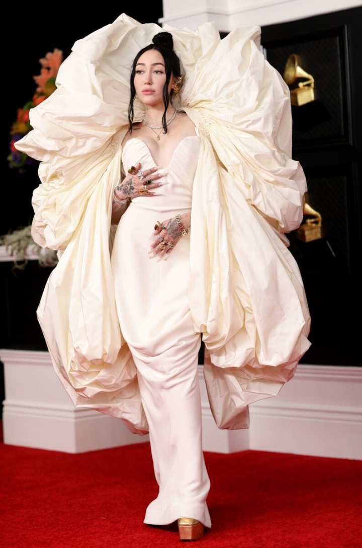 Noah Cyrus v róbě Schiaparelli SS21 Couture