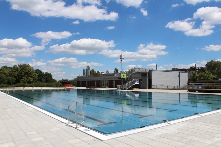 Nový bazén i s dlažbou kolem. 