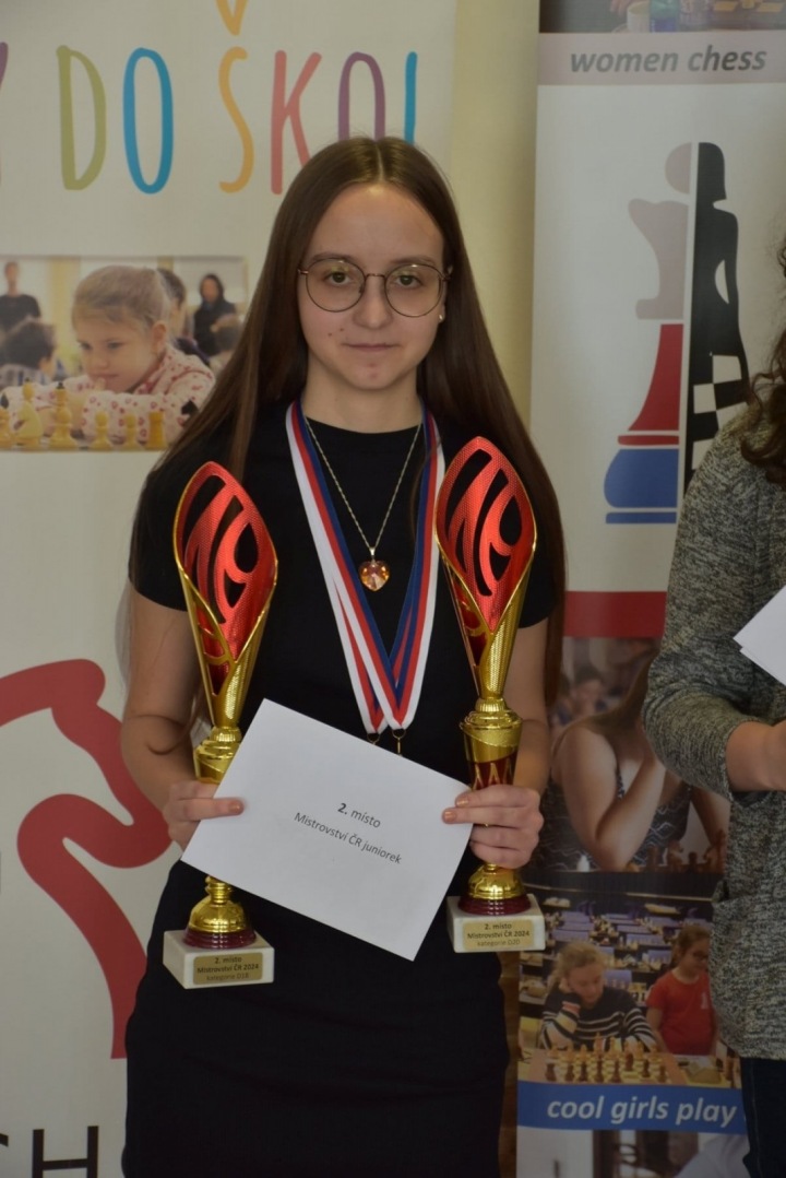 Súťažne hrá šach, kde dosahuje veľkých úspechov